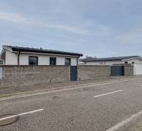 Novostavba samostatne stojaceho RD v štandarde, nízka spotreba - Rodinný dom na ulici Pri parku v Slovenskom Grobe s betónovým plotom.