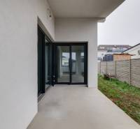 Novostavba samostatne stojaceho RD v štandarde, nízka spotreba - Terasa rodinného domu na ulici Pri parku v Slovenskom Grobe s kĺznymi dverami.