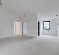 Novostavba samostatne stojaceho RD v štandarde, nízka spotreba - Interiér rodinného domu s bielymi stenami a veľkým oknom.