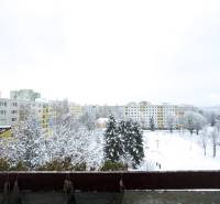 Na predaj 2,5- izbový byt Žilina-Solinky - Zima na sídlisku zo 2-izbového bytu, Javorová ulica v Žiline.