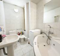 Na predaj 2,5- izbový byt Žilina-Solinky - Kúpeľňa s rohovou vaňou, umývadlom a pračkou v 2-izbovom byte.