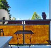 PRIESTRANNÝ 1-IZBOVÝ BYT, 38 M², BANSKÁ BYSTRICA - SITNIANSKA - Balkón v 1-izbovom byte s posedením, satelitom a výhľadom na zeleň.