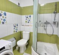 PRIESTRANNÝ 1-IZBOVÝ BYT, 38 M², BANSKÁ BYSTRICA - SITNIANSKA - Kúpeľňa v 1-izbovom byte so sprchovým kútom, práčkou a zeleno-bielymi kachličkami.