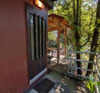 ZÁHRADA S UNIMOBUNKOU A VÝHĽADOM NA ZVOLEN , 465M2, ZVOLEN – HÁJIK - Drevený domček so záhradou a altánkom na ulici Hájik vo Zvolene.