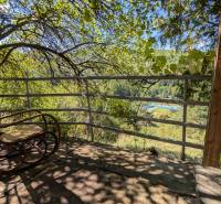 ZÁHRADA S UNIMOBUNKOU A VÝHĽADOM NA ZVOLEN , 465M2, ZVOLEN – HÁJIK - Hojdacie kreslo na terase s výhľadom na zeleň v Záhradách na Hájiku vo Zvolene.