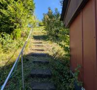 ZÁHRADA S UNIMOBUNKOU A VÝHĽADOM NA ZVOLEN , 465M2, ZVOLEN – HÁJIK - Kroky vedúce hore záhradami na Hájiku v Zvolene, lemované zeleňou a kríkmi.