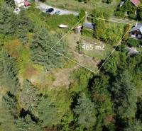 ZÁHRADA S UNIMOBUNKOU A VÝHĽADOM NA ZVOLEN , 465M2, ZVOLEN – HÁJIK - Letecký pohľad na záhradný pozemok s rozlohou 465 m² v Záhradách na Hájiku, Zvolen.