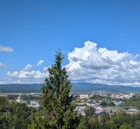 ZÁHRADA S UNIMOBUNKOU A VÝHĽADOM NA ZVOLEN , 465M2, ZVOLEN – HÁJIK - Výhľad na Zvolen z Hájika, Záhrady. Vidieť mestskú panorámu a zelené okolie.