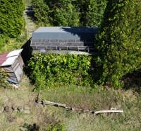 ZÁHRADA S UNIMOBUNKOU A VÝHĽADOM NA ZVOLEN , 465M2, ZVOLEN – HÁJIK - Záhrada na Hájiku vo Zvolene s drevenou búdovou a zarasteným pozemkom.