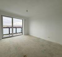 PREDAJ - 2-izbový byt v nádhernej lokalite Dvorníky - Prázdna izba v 2-izbovom byte s veľkými oknami a balkónom.