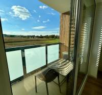 PREDAJ - 2-izbový byt v nádhernej lokalite Dvorníky - Balkón 2-izbového bytu s výhľadom na krajinu v Dvorníkoch cez presklené dvere.