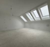 PREDAJ - 2-izbový byt v nádhernej lokalite Dvorníky - Priestranná svetlá miestnosť s veľkými strešnými oknami v 2-izbovom byte.