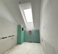 PREDAJ - 2-izbový byt v nádhernej lokalite Dvorníky - Miestnosť s bielymi stenami a strešným oknom v 2-izbovom byte.