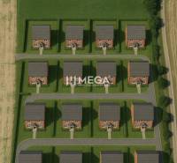 Investičný pozemok Vranov nad Topľou - Vizualizácia domov v Zvláštnych nehnuteľnostiach vo Vranove nad Topľou obklopených zeleňou.