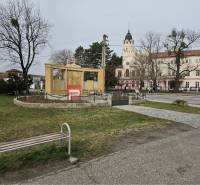 Na prenájom HĽADÁM BYT Ivanka pri Dunaji a okolie - Socha a lavička na ulici v Ivanke pri Dunaji. V pozadí historická budova.