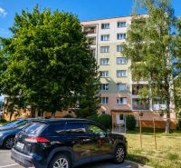 PRENÁJOM 2-izbový byt s loggiou ul. 29. augusta Poprad - Exteriér bytového domu na ulici 29. augusta v Poprade so zaparkovanými autami.