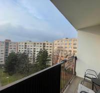 PRENÁJOM, garsónka na Jegorovovom námestí, Košice-Dargovských hrdinov - Balkón garsónky s výhľadom na činžiaky v Košiciach, mestská časť Dargovských hrdinov.