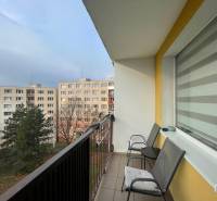 PRENÁJOM, garsónka na Jegorovovom námestí, Košice-Dargovských hrdinov - Balkón garsónky na Jegorovovom námestí v Košiciach, výhľad na protiľahlé bytovky.