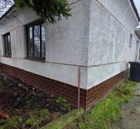 Na predaj 5 izbový rodinný dom Vinohrady nad Váhom - Rodinný dom vo Vinohradoch nad Váhom s hlinenou záhradou a betónovým chodníkom.