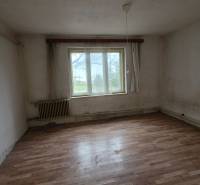 Na predaj 5 izbový rodinný dom Vinohrady nad Váhom - Izba s bielymi stenami a podlahou s dreveným dekorom v Rodinnom dome.