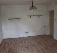 Na predaj 5 izbový rodinný dom Vinohrady nad Váhom - Izba v rodinnom dome s podlahou s dreveným dekorom a jednoduchým lustrom.