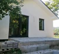 Novostavba- 3i dom s dvorom s nízkou údržbou - Záhrada a terasa rodinného domu v Kaplne s výzvou pre dokončenie.