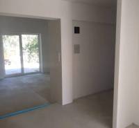 Novostavba- 3i dom s dvorom s nízkou údržbou - Interiér rodinného domu s betónovou podlahou a posuvnými dverami vedúcimi von.