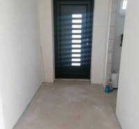 Novostavba- 3i dom s dvorom s nízkou údržbou - Vstupné dvere v rodinnom dome s prázdnym priestorom.