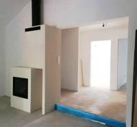 Novostavba- 3i dom s dvorom s nízkou údržbou - Interiér rodinného domu s kozubom, bielymi stenami a betónovými podlahami.