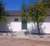 Novostavba- 3i dom s dvorom s nízkou údržbou - Rodinný dom v Kaplnej s jablkami na strome a čistou oblohou.