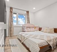 REZERVOVANÉ | NA PREDAJ 3-IZBOVÝ BYT S BALKÓNOM, VRAKÚŇ - Spálňa v 3-izbovom byte s podlahou s dreveným dekorom a detskou postieľkou.