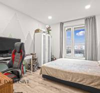 REZERVOVANÉ | NA PREDAJ 3-IZBOVÝ BYT S BALKÓNOM, VRAKÚŇ - Izba v 3-izbovom byte s pracovným kútom, posteľou a podlahou s dreveným dekorom.