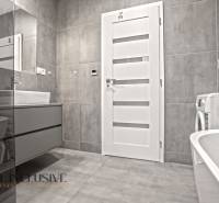 REZERVOVANÉ | NA PREDAJ 3-IZBOVÝ BYT S BALKÓNOM, VRAKÚŇ - Kúpeľňa v 3-izbovom byte s bielymi dverami, práčkou a umývadlom.