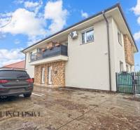 REZERVOVANÉ | NA PREDAJ 3-IZBOVÝ BYT S BALKÓNOM, VRAKÚŇ - Exteriér 3-izbového bytu vo Vrakúni s parkovaním a kamenným obkladom.