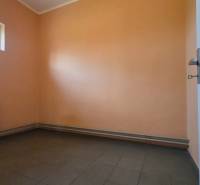 Prenájom haly v Šali – Veča | 220 m² | Ideálne na podnikanie - Bezpečnostná miestnosť s oknom, radiátorom a dlažbou. Sklady a haly.
