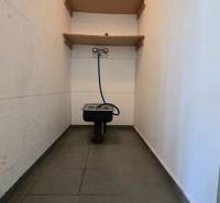 Prenájom haly v Šali – Veča | 220 m² | Ideálne na podnikanie - Úzke miestnosť s umývadlom, hadicou a policami v skladoch a halách.