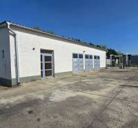 Prenájom haly v Šali – Veča | 220 m² | Ideálne na podnikanie - Sklady a haly v Šali s tromi garážovými bránami a spevnenou priľahlou plochou.