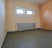 Prenájom haly v Šali – Veča | 220 m² | Ideálne na podnikanie - Interiér Sklady a haly s dlažbou a radiátorom pod dvojicou okien.