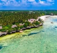 Pozemok 9000 m2 len 100 m od pláže v Kizimkazi - Pobrežná scenéria s palmami a bungalovmi v Kizimkazi, pozemky - komerčné.