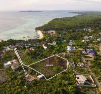 Pozemok 9000 m2 len 100 m od pláže v Kizimkazi - Letecký pohľad na Pozemky - komerčné v Kizimkazi, so zelenými oblasťami a pobrežím.