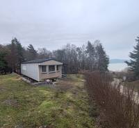 Pohoda pri vode, chata s výhľadom na Domašu - Chata na ulici Hlavná v Novej Kelči s výhľadom na vodnú plochu a les.