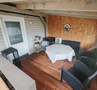 Pohoda pri vode, chata s výhľadom na Domašu - Chata na Hlavnej ulici v Novej Kelči, terasa s podlahou s dreveným dekorom.