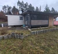 Pohoda pri vode, chata s výhľadom na Domašu - Chata v Novej Kelči na Hlavnej ulici, obklopená trávnikom a obrubníkmi.