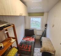 Pohoda pri vode, chata s výhľadom na Domašu - Malá izba v chate s posteľou, regálom a oknom, drevené skrine aj steny.