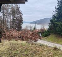 Pohoda pri vode, chata s výhľadom na Domašu - Výhľad na priehradu a zeleň z chaty na Hlavnej ulici v Novej Kelči.