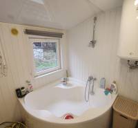 Pohoda pri vode, chata s výhľadom na Domašu - Kúpeľňa na chate zobrazuje vaňu, bojler a malé okno s výhľadom.