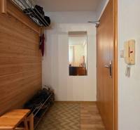 Apartmán, Nová Lesná, 46m2 + balkón, park. miesto, zariadený  - Predsieň s vešiakom, zrkadlom a topánkovníkom, podlaha s dreveným dekorom v Rekreačnom apartmáne.