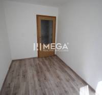 NA PRENÁJOM 1,5-IZB. BYT V MESTE HUMENNÉ - Izba v 2-izbovom byte s podlahou s dreveným dekorom a dverami.