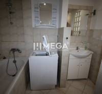 NA PRENÁJOM 1,5-IZB. BYT V MESTE HUMENNÉ - Kúpeľňa s vaňou, práčkou, umývadlom a zrkadlom v 2-izbovom byte.