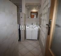 NA PRENÁJOM 1,5-IZB. BYT V MESTE HUMENNÉ - Kúpeľňa v 2-izbovom byte s umývadlom, zrkadlom a práčkou.